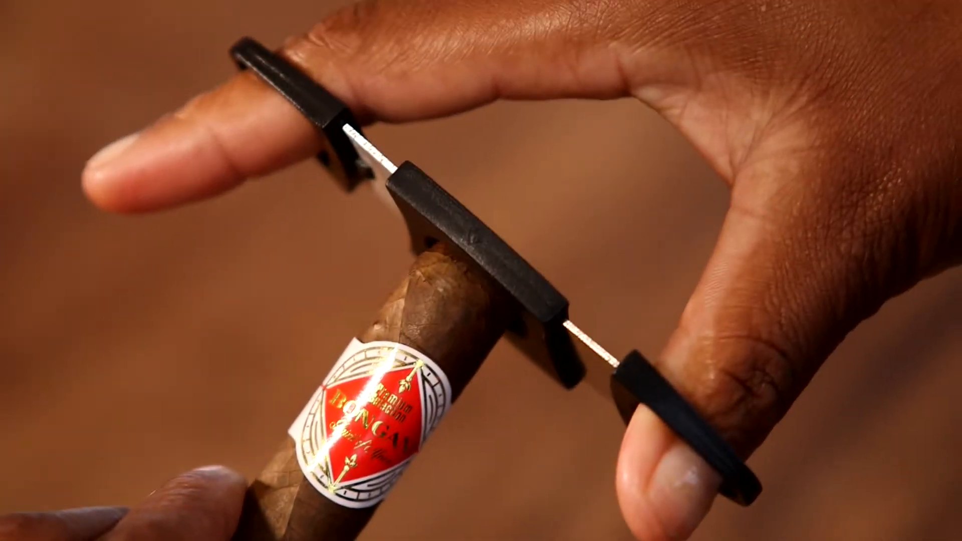 Cutting the cap of a Bongani cigar